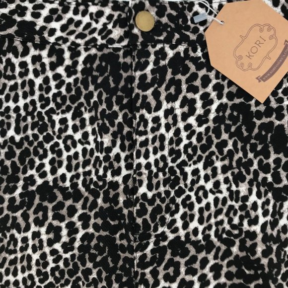 Kori America Women's Black Animal Print Flat Front Mini Skirt Size Large - Picture 3 of 7